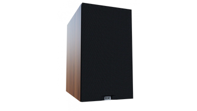 Boxă Elac Debut 3.0 DB63 V3, vedere frontală-stânga, grilaj textil negru și panou lateral maro.