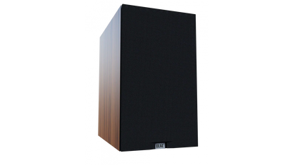 Boxă Elac Debut 3.0 DB63 V3, vedere frontală-stânga, grilaj textil negru și panou lateral maro.