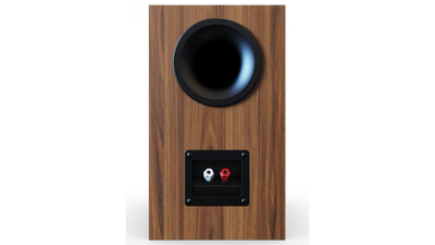 Spate boxă Elac Debut 3.0 DB63 culoare lemn, port bass reflex și conectori bicolori pentru cabluri.