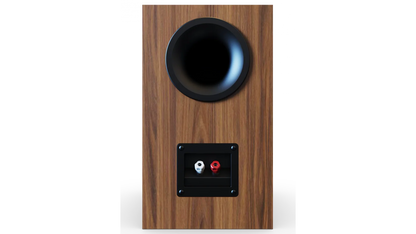 Spate boxă Elac Debut 3.0 DB63 culoare lemn, port bass reflex și conectori bicolori pentru cabluri.