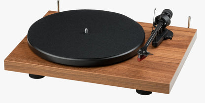 Pickup Pro-Ject Debut E Carbon maro cu doza Ortofon 2M Red, vedere laterală cu braț carbon vizibil.