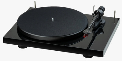 Pick-up Pro-Ject Debut E Carbon negru, vedere din unghi frontal-dreapta, braț carbon și doza Ortofon 2M Red.