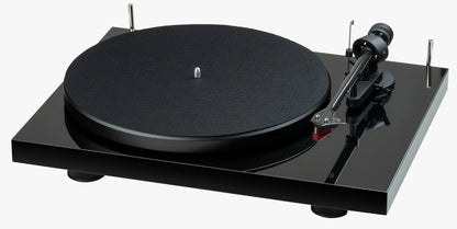 Pick-up Pro-Ject Debut E Carbon negru, vedere din unghi frontal-dreapta, braț carbon și doza Ortofon 2M Red.