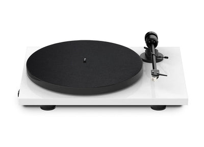 Pick-up Pro-Ject E1 Phono (AT3600L) alb, vedere frontală cu platan negru, braț și capsulă vizibile.