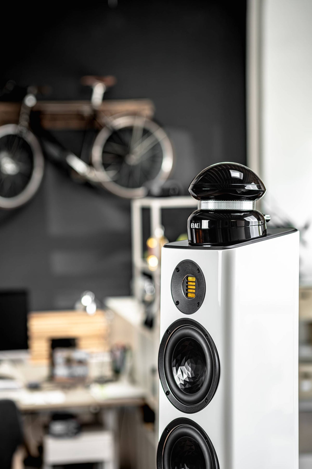 Elac 4PI Plus V Tweeter on Top - Pereche, într-un living.