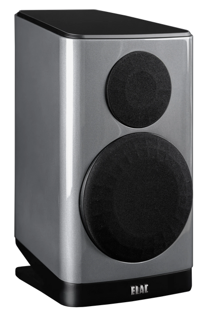 Boxă de raft Elac Vela BS 403.2 argintie, vedere frontală laterală, cu difuzoare protejate de grile negre.