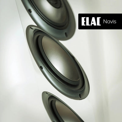 Elac Navis ARF51 White HG într-un living.