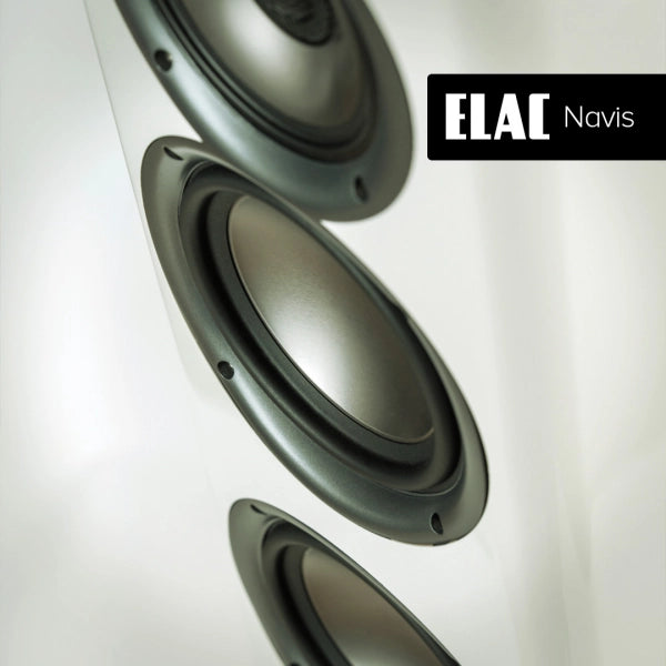 Elac Navis ARF51 White HG într-un living.