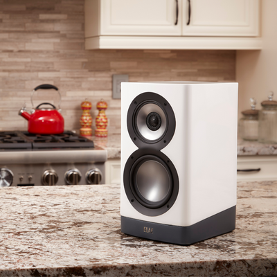 Elac Navis ARB51 Boxe active de raft - Pereche, finisaj White HG, într-un living.