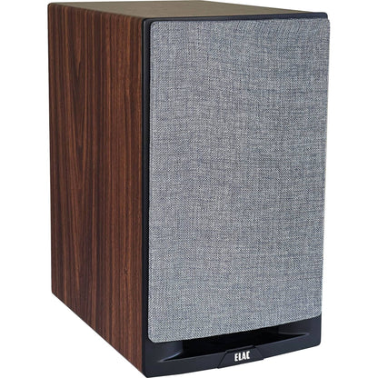 Boxă de raft Elac Uni-Fi Reference UBR62, vedere frontală laterală, finisaj Black/Wood, grilaj textil montat.