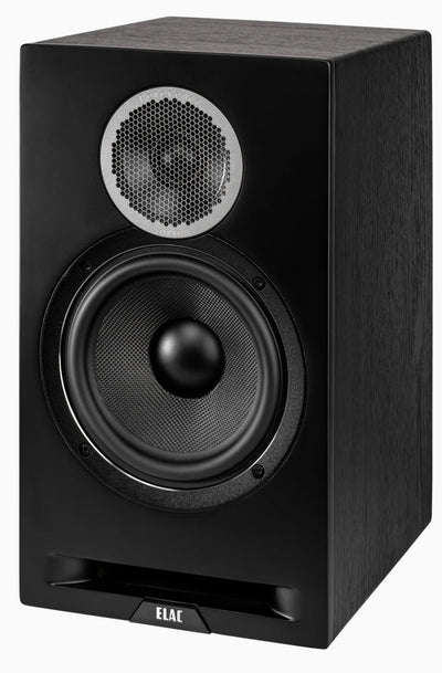 Boxă Elac Debut Reference DBR6.2 neagră, vedere frontală unghi lateral, tweeter și woofer vizibile.
