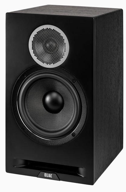 Boxă Elac Debut Reference DBR6.2 neagră, vedere frontală unghi lateral, tweeter și woofer vizibile.