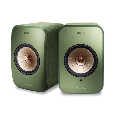 Boxe active KEF LSX II verzi, vedere frontală pereche, difuzoare Uni-Q vizibile, logo și LED frontal.