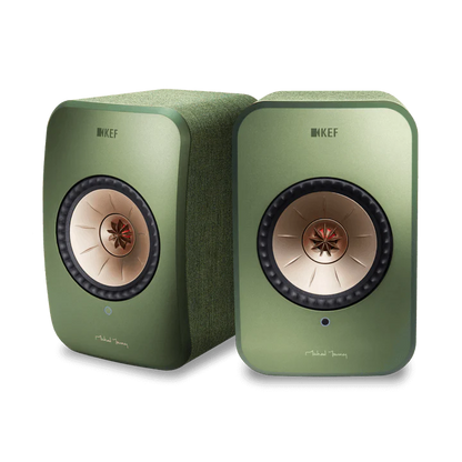 Boxe active KEF LSX II verzi, vedere frontală pereche, difuzoare Uni-Q vizibile, logo și LED frontal.