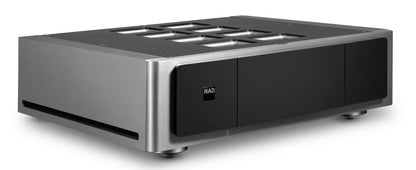 Amplificator stereo NAD M23, vedere frontală din dreapta, carcasă negru-argintiu, grile superioare vizibile.