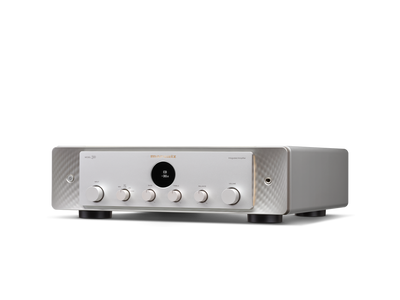 Amplificator Marantz Model 30 argintiu, vedere din studio, unghi față-stânga, afișaj central și butoane control.