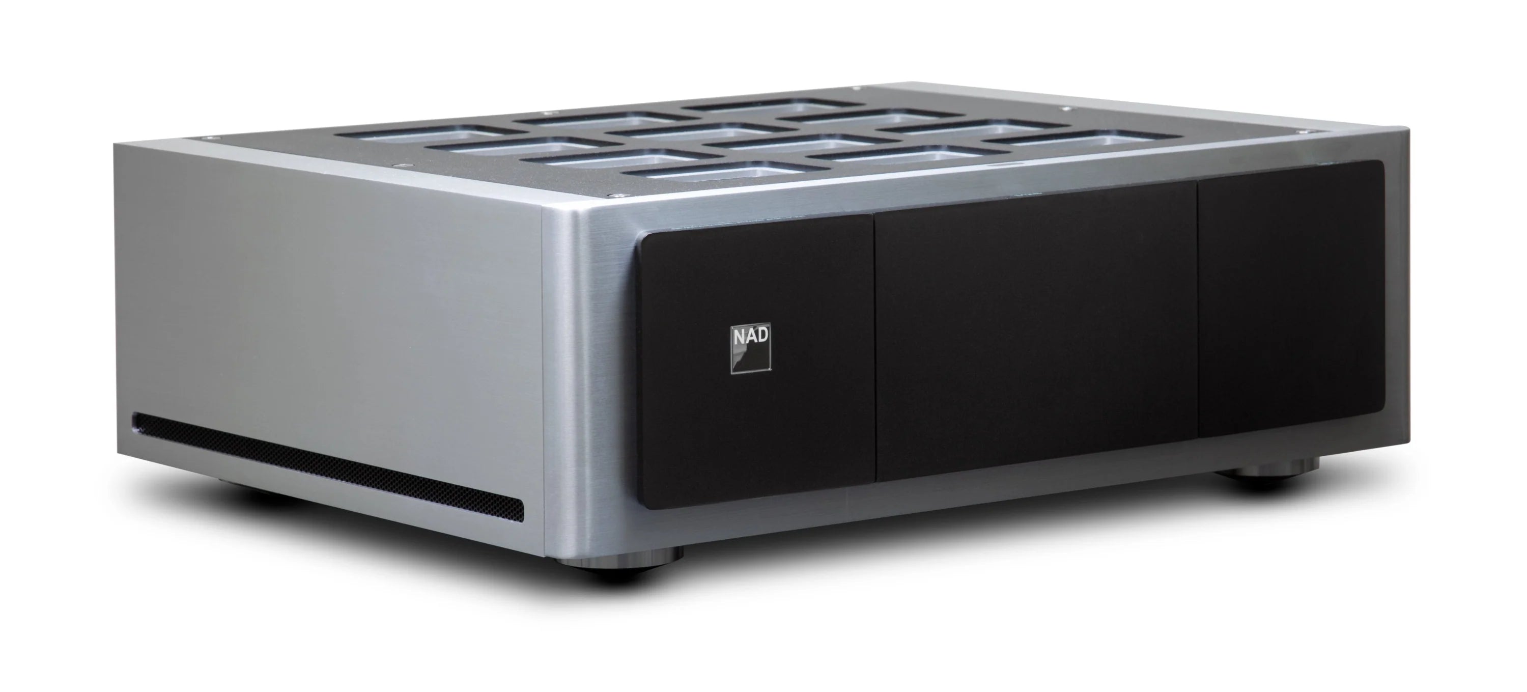 Amplificator multicanal NAD M28 argintiu, vedere frontală din unghi stânga, carcasă metalică și grile ventilație.