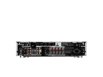 Panoul din spate al receptorului Marantz NR1510 negru, arătând multiplele conexiuni audio-video și portul de alimentare.