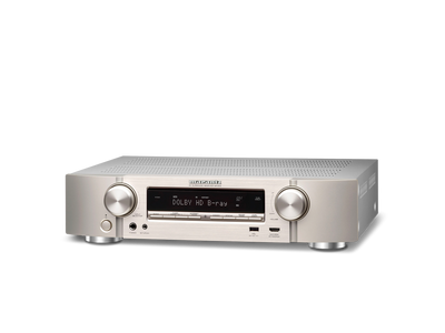 Receptor AV Marantz NR1510 argintiu, vedere din studio, unghi față-stânga, afișaj digital și butoane vizibile.