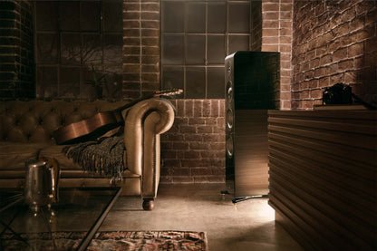 Boxa Yamaha NS-2000A din lemn, vedere laterală, amplasată într-un decor interior cu perete de cărămidă.