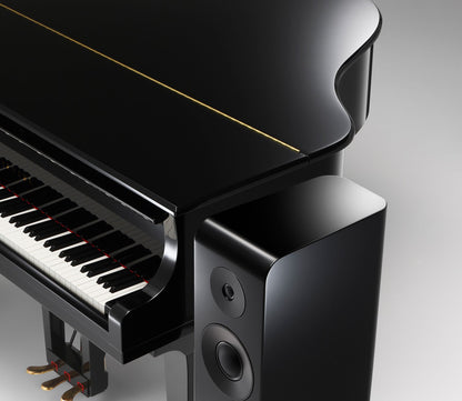 Yamaha NS-2000A Boxe de podea, negru, lângă pian. Vizibile difuzoarele și partea laterală dreaptă.