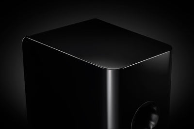 Colțul superior al boxei Yamaha NS-800A, negru lucios, evidențiind finisajul neted și portul lateral.