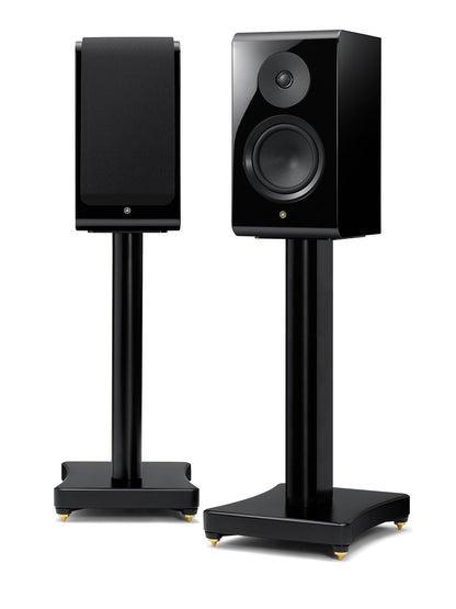 Boxe Yamaha NS-800A negre, vedere frontală, pe suporturi negre, cu grilaj detașabil și difuzoare vizibile.