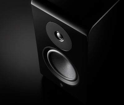 Boxa Yamaha NS-800A neagră, vedere de sus, detaliu al difuzorului și tweeterului pe fundal întunecat.