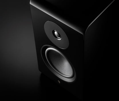Boxa Yamaha NS-800A neagră, vedere de sus, detaliu al difuzorului și tweeterului pe fundal întunecat.