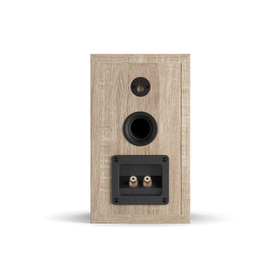 Spatele boxei Dali OBERON 1, culoare stejar deschis, arată portul bass reflex și conectorii audio.