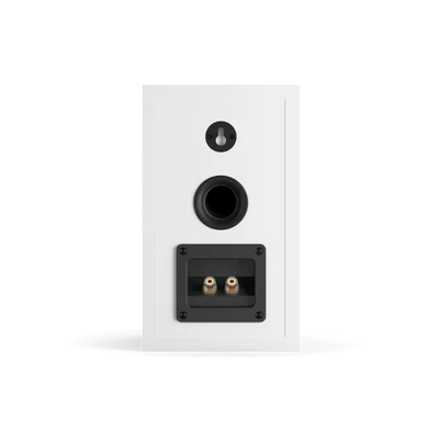 Spatele boxei Dali OBERON 1 alb, cu port bass reflex și conectori pentru cabluri audio.
