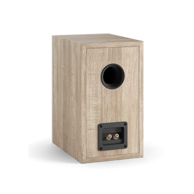 Spatele boxei Dali OBERON 3, culoare stejar deschis, cu port bass reflex și conectori audio vizibili.