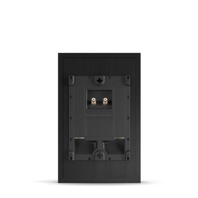 Spatele boxei Dali OBERON ON-WALL în finisaj Black Ash, cu conectori de cablu vizibili și suport de montare.