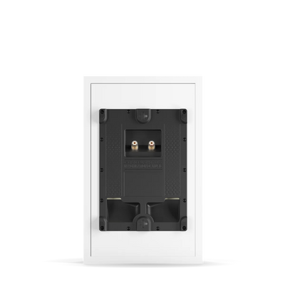 Spatele boxei Dali OBERON ON-WALL alb, cu conectori pentru cabluri și suporturi de montare vizibile.