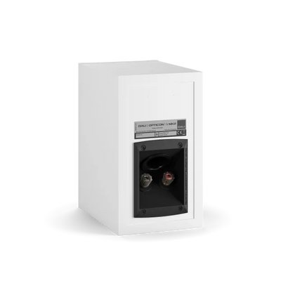 Spatele boxei Dali OPTICON 1 MK2, culoare alb satin, cu conectori și panou de specificații vizibile.
