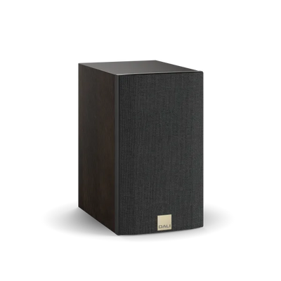 Boxă Dali OPTICON 1 MK2, vedere frontală, culoare tobacco oak, cu grilaj negru și sigla Dali vizibilă.