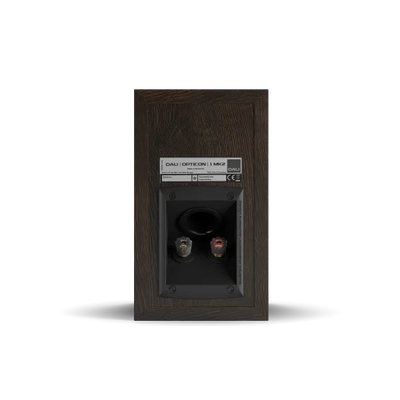 Spatele boxei Dali OPTICON 1 MK2 în culoarea tobacco oak, arătând conectorii și portul bass reflex.