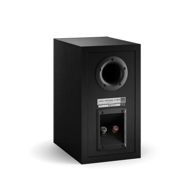 Spatele boxei Dali OPTICON 2 MK2, culoare Black Ash, cu port bass reflex și conectori pentru cabluri.