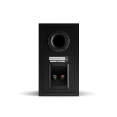 Spatele boxei Dali OPTICON 2 MK2 Black Ash, arătând portul bass reflex și conectorii pentru cabluri.