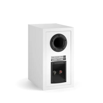 Spatele boxei Dali OPTICON 2 MK2, culoare alb satin, arată portul bass reflex și conectorii pentru cabluri.