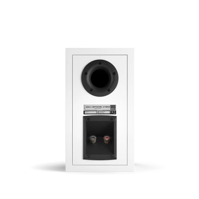 Spatele boxei Dali OPTICON 2 MK2, culoare alb satin, arată portul bass reflex și conectorii pentru cabluri.