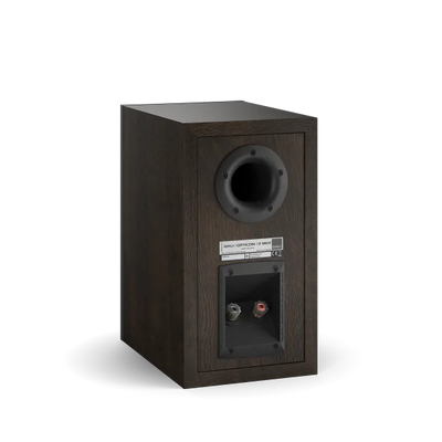 Spatele boxei Dali OPTICON 2 MK2 în culoarea tobacco oak, cu port bass reflex și conectori vizibili.