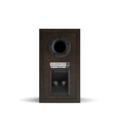 Spatele boxei Dali OPTICON 2 MK2, finisaj tobacco oak, cu port bass reflex și conectori pentru cabluri audio.