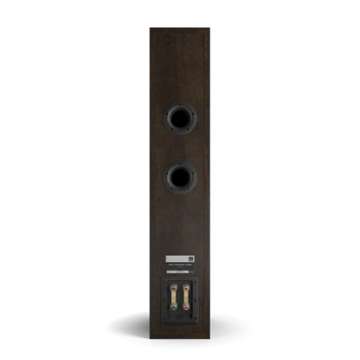 Spatele boxei Dali OPTICON 6 MK2, culoare tobacco oak, arată porturile bass reflex și conectorii audio.