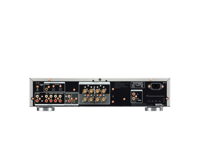 Panoul din spate al amplificatorului Marantz PM6007 argintiu, cu multiple intrări audio și ieșiri pentru boxe.