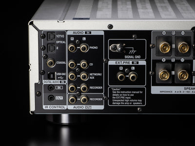 Conectori spate Denon PMA-1700NE Amplificator Argintiu, intrări audio digitale și analogice, control IR.