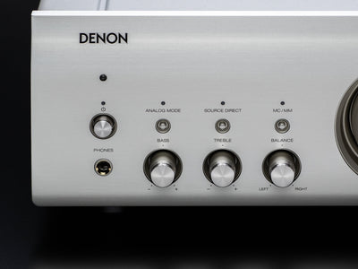 Control frontal argintiu Denon PMA-1700NE Amplificator cu butoane pentru mod analog, bas, treble, balans.
