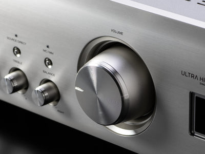 Denon PMA-1700NE Amplificator argintiu, detaliu buton volum. Vizibile butoane treble și balance.