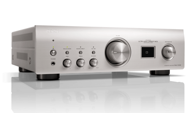 Amplificator Denon PMA-1700NE argintiu, vedere unghiulară. Afișează butoane control volum, intrare CD.