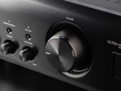 Buton volum Denon PMA-1700NE Amplificator, vedere laterală, negru, cu reglaje pentru sursă, treble și balans.